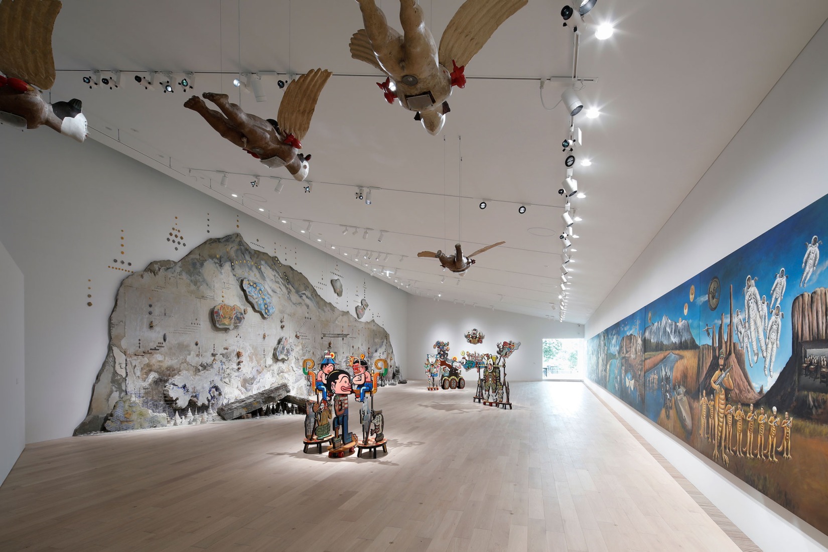 Vista de la exposición inaugural del Nuevo Museo de Arte de Naoshima: Del origen al futuro, 2025. Fotografía por Takeru Koroda.