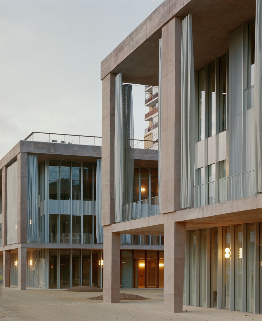 VHIR Vall d’Hebron Campus Research Center by BAAS + ESPINET/UBACH. Photograph by Gregori Civera.