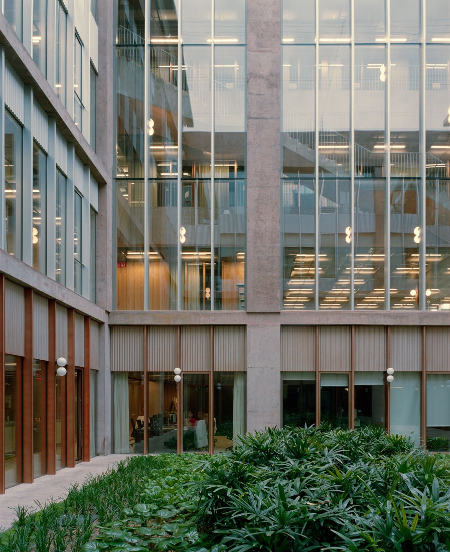 VHIR Vall d’Hebron Campus Research Center by BAAS + ESPINET/UBACH. Photograph by Gregori Civera.