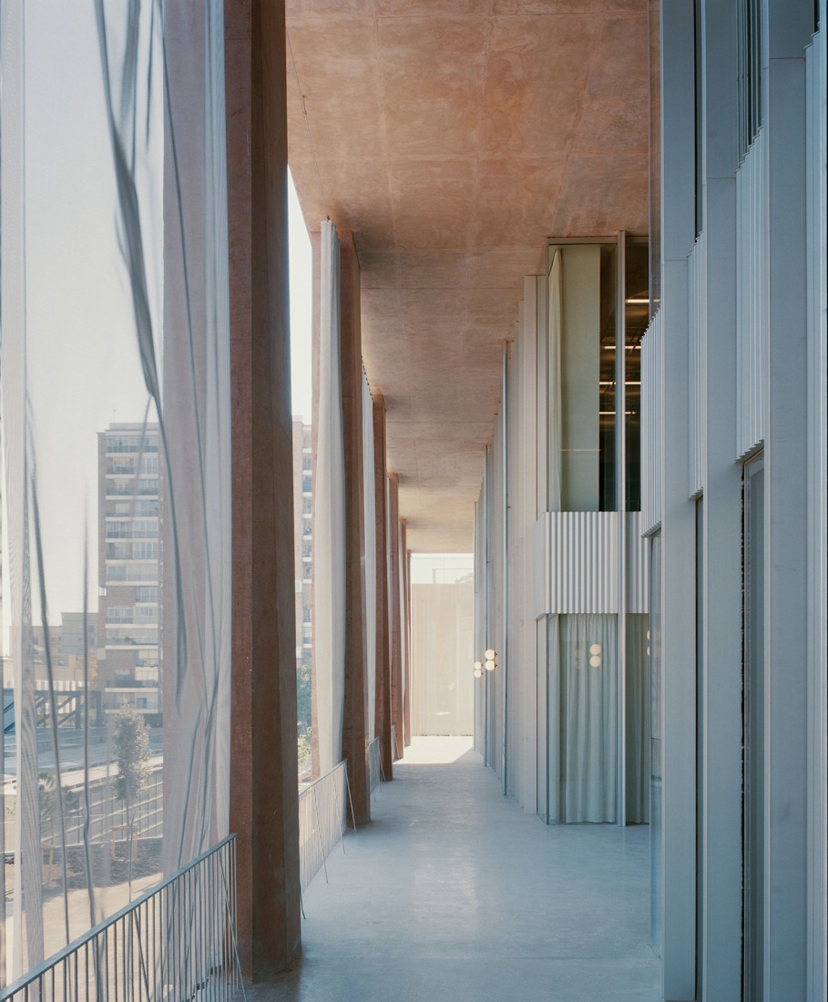 VHIR Vall d’Hebron Campus Research Center by BAAS + ESPINET/UBACH. Photograph by Gregori Civera.