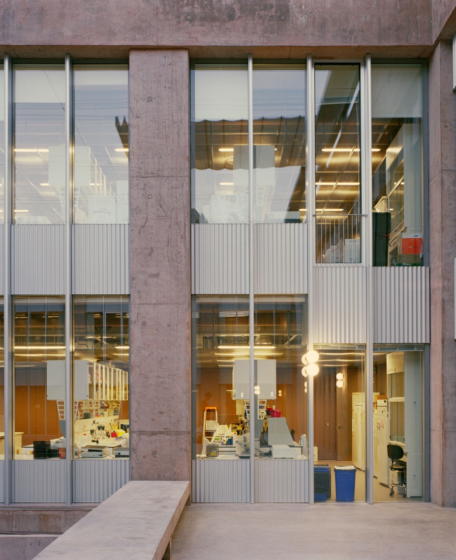 VHIR Vall d’Hebron Campus Research Center by BAAS + ESPINET/UBACH. Photograph by Gregori Civera.