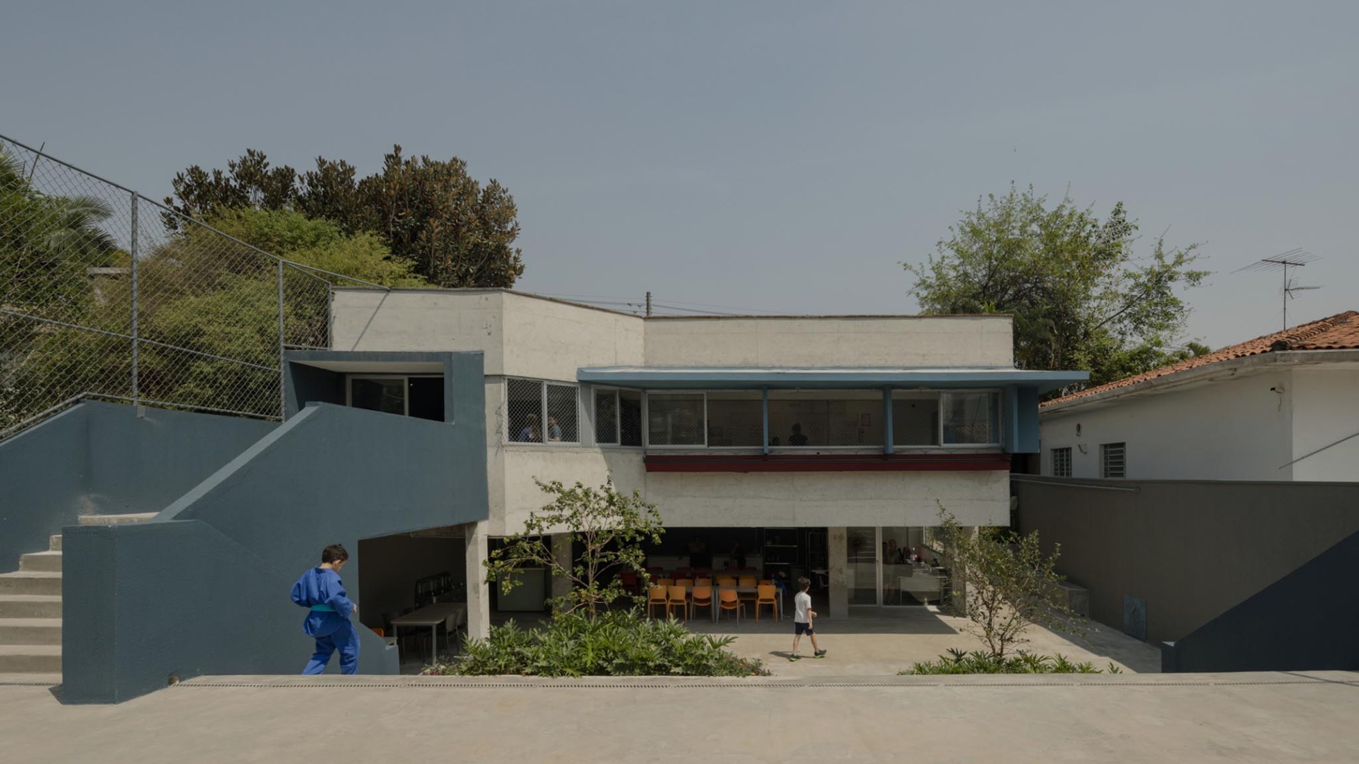 São Sabas College by Guido Otero Arquitetura. Photograph by Federico Cairoli.