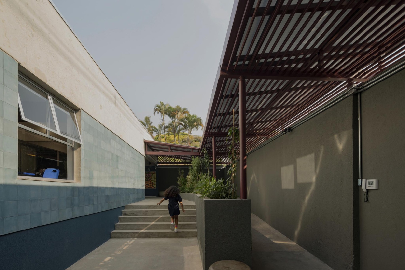 São Sabas College by Guido Otero Arquitetura. Photograph by Federico Cairoli.
