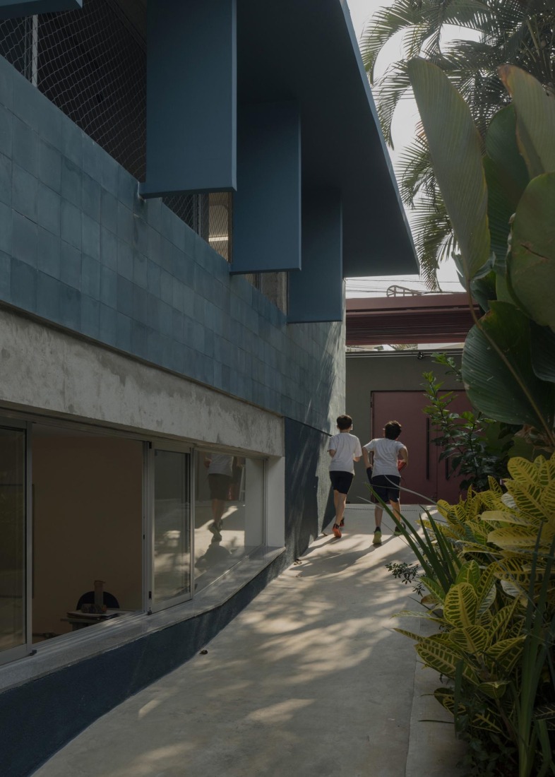 São Sabas College by Guido Otero Arquitetura. Photograph by Federico Cairoli.