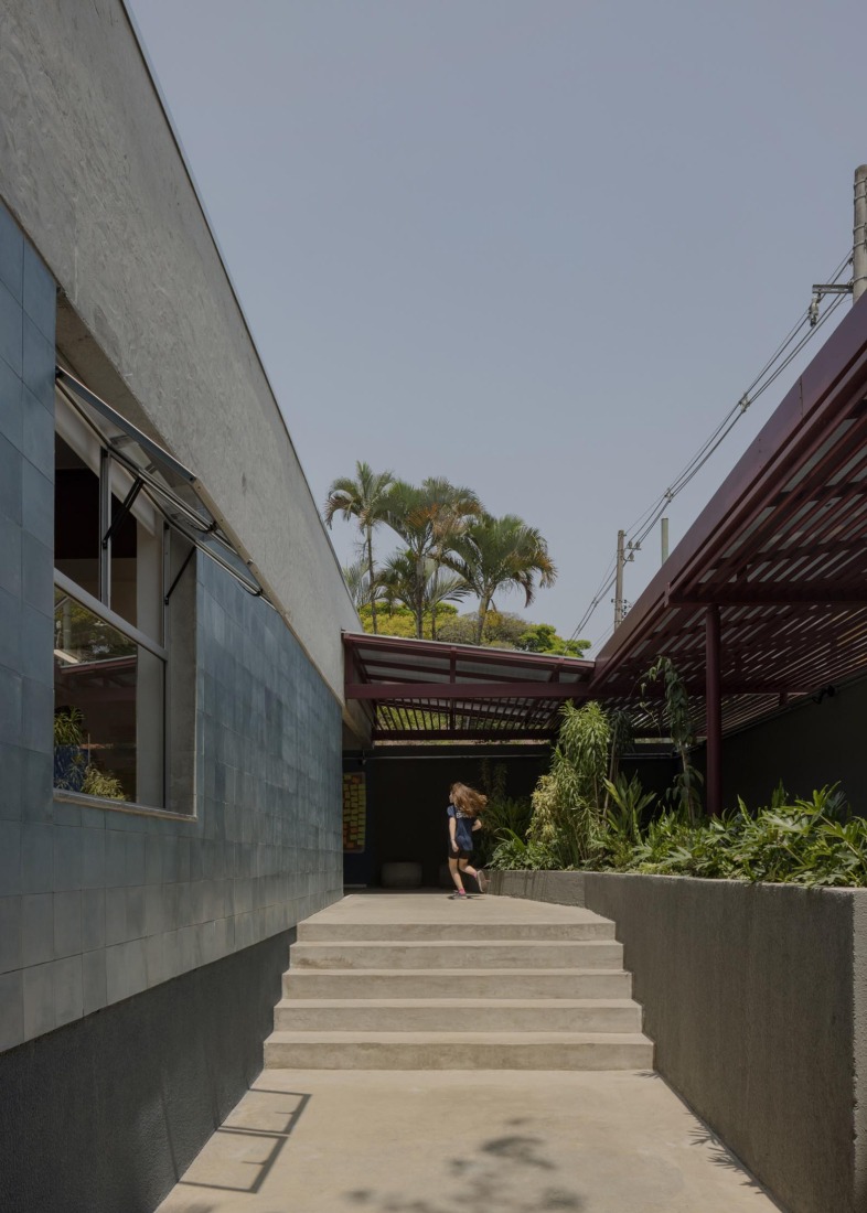 São Sabas College by Guido Otero Arquitetura. Photograph by Federico Cairoli.