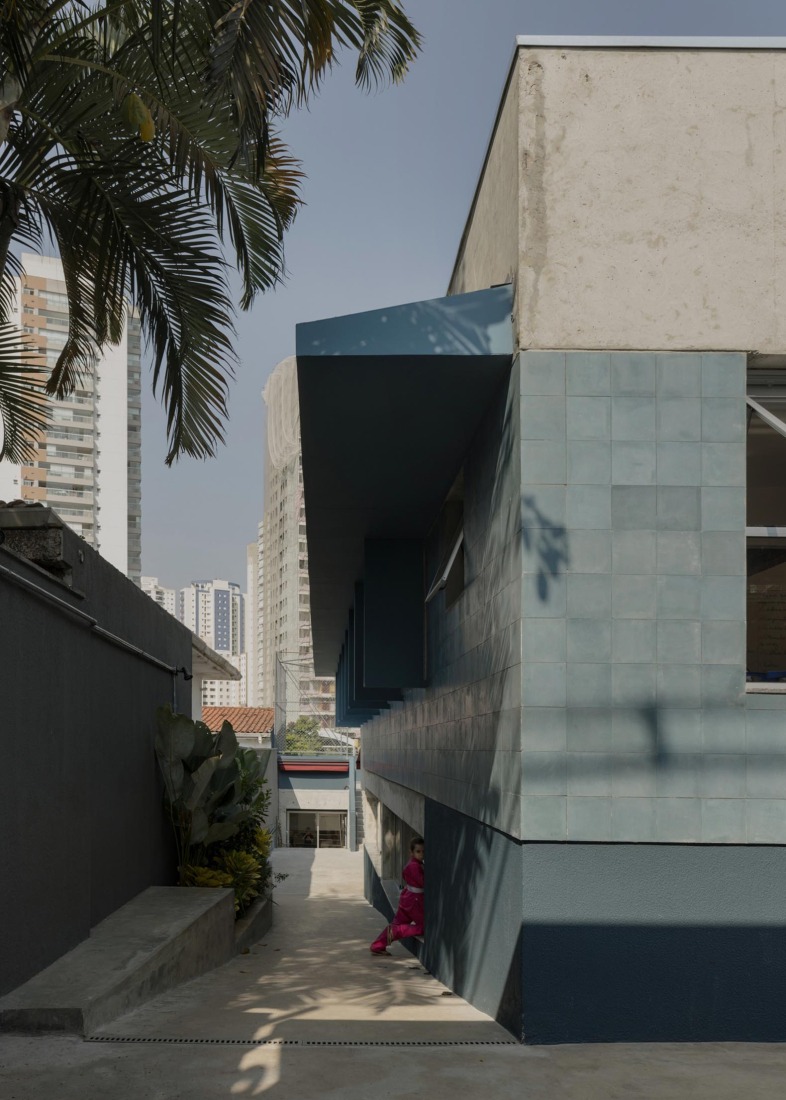 São Sabas College by Guido Otero Arquitetura. Photograph by Federico Cairoli.