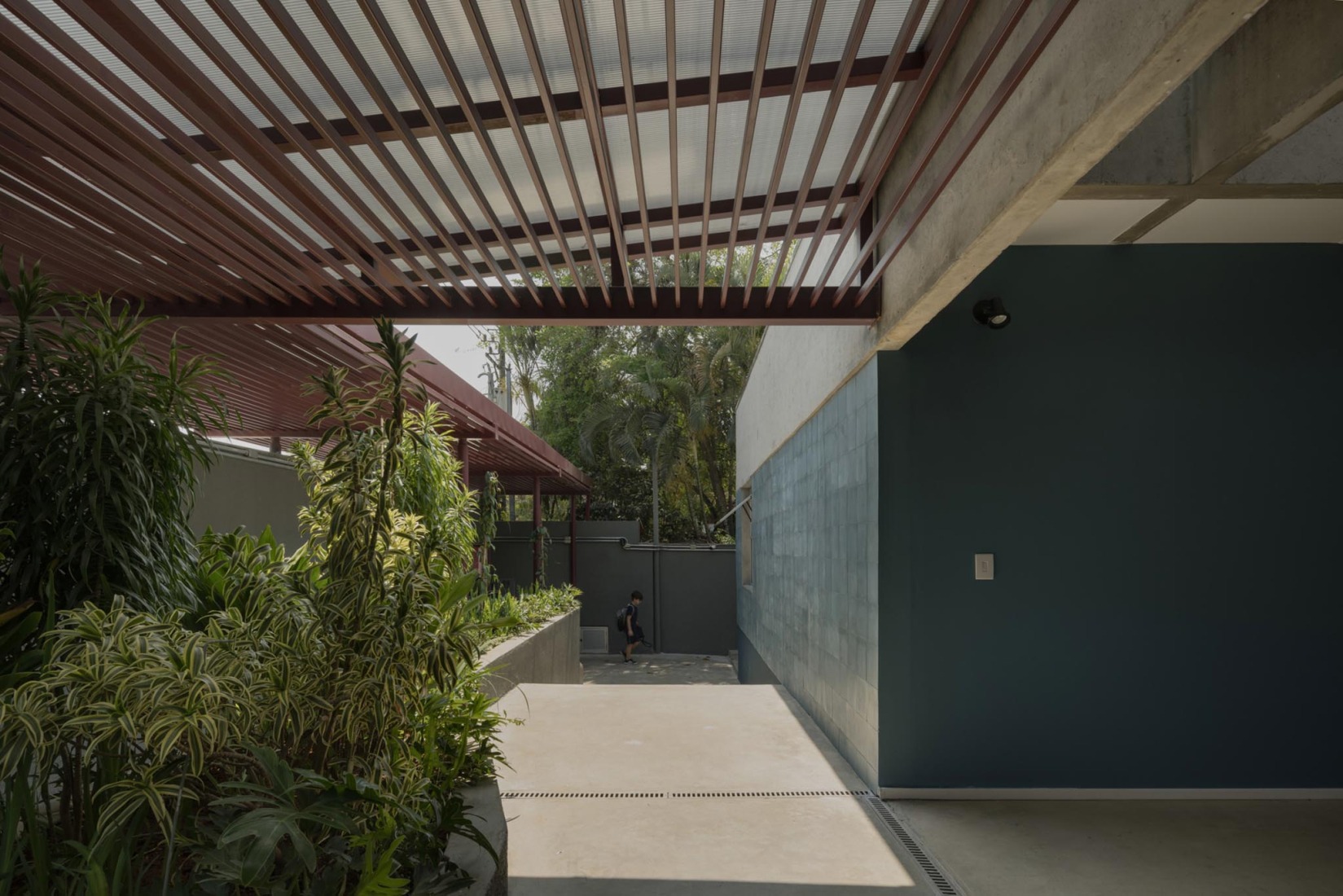 São Sabas College by Guido Otero Arquitetura. Photograph by Federico Cairoli.