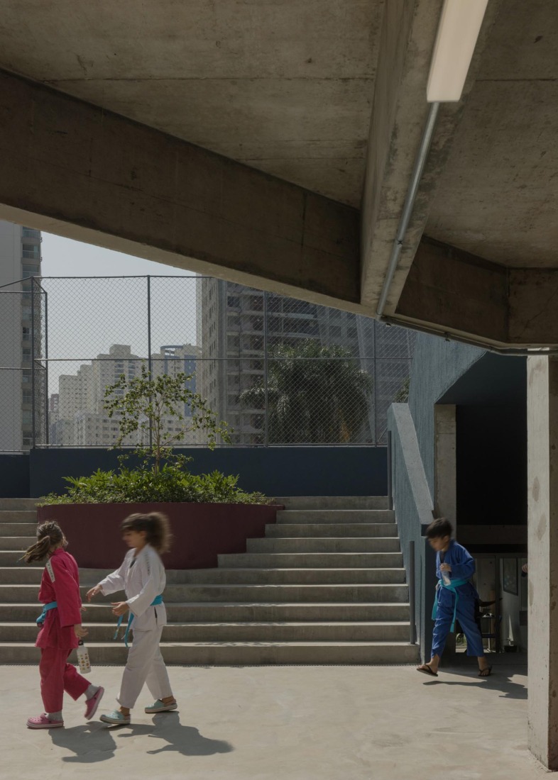 São Sabas College by Guido Otero Arquitetura. Photograph by Federico Cairoli.