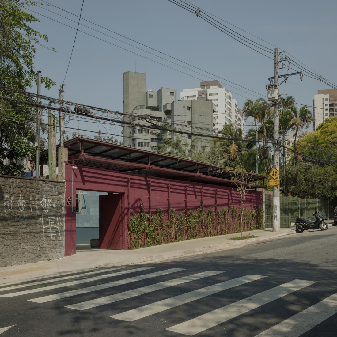 São Sabas College by Guido Otero Arquitetura. Photograph by Federico Cairoli.
