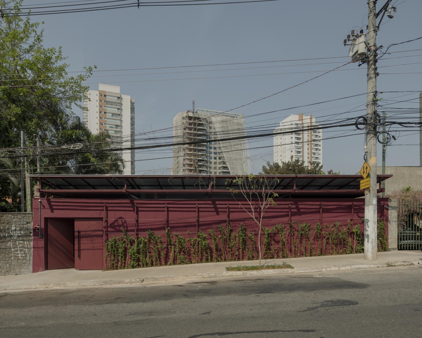 São Sabas College by Guido Otero Arquitetura. Photograph by Federico Cairoli.