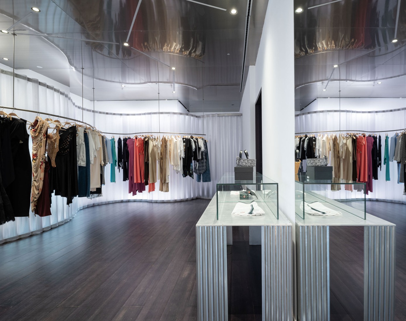Tienda MKR Campana por Guillermo Vázquez Consuegra. Fotografía por Fernando Alda.