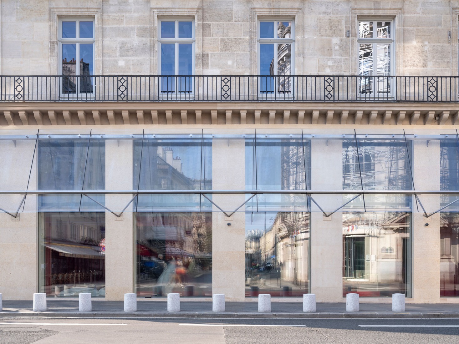Vista del lugar de construcción de las futuras instalaciones de la Fondation Cartier pour l’art contemporain, Place du Palais-Royal, París, marzo de 2025. Fotografía de Martin Argyroglo.