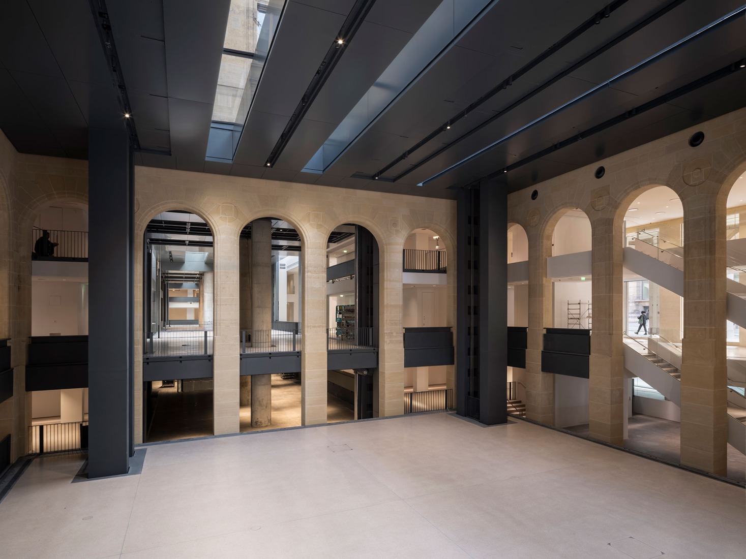 Vista del lugar de construcción de las futuras instalaciones de la Fondation Cartier pour l’art contemporain, Place du Palais-Royal, París, marzo de 2025. Fotografía de Martin Argyroglo.