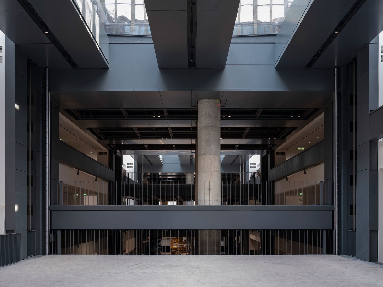 Vista del lugar de construcción de las futuras instalaciones de la Fondation Cartier pour l’art contemporain, Place du Palais Royal, París, marzo de 2025. Fotografía de Martin Argyroglo.