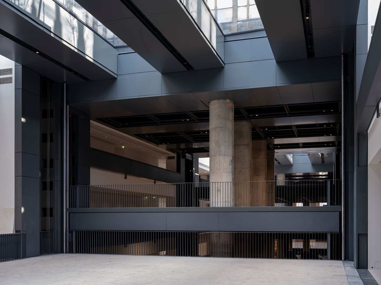 Vista del lugar de construcción de las futuras instalaciones de la Fondation Cartier pour l’art contemporain, Place du Palais Royal, París, marzo de 2025. Fotografía de Martin Argyroglo.