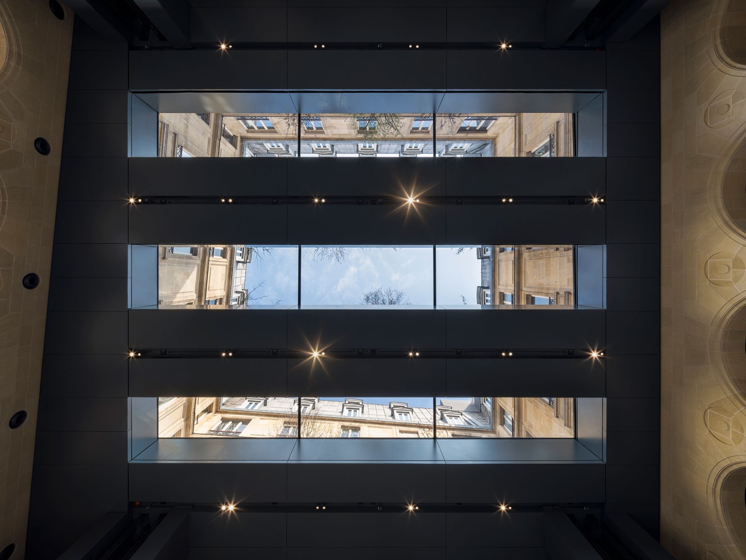 Vista del lugar de construcción de las futuras instalaciones de la Fondation Cartier pour l’art contemporain, Place du Palais Royal, París, marzo de 2025. Fotografía de Martin Argyroglo.