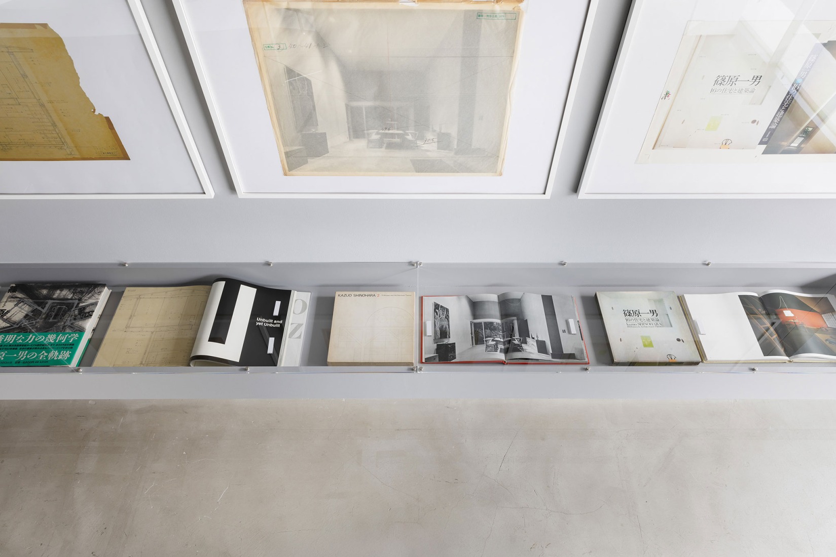 GALERÍA 2: Tres libros cuadrados de Kazuo Shinohara. Fotografía por Nacása & Partners Inc.