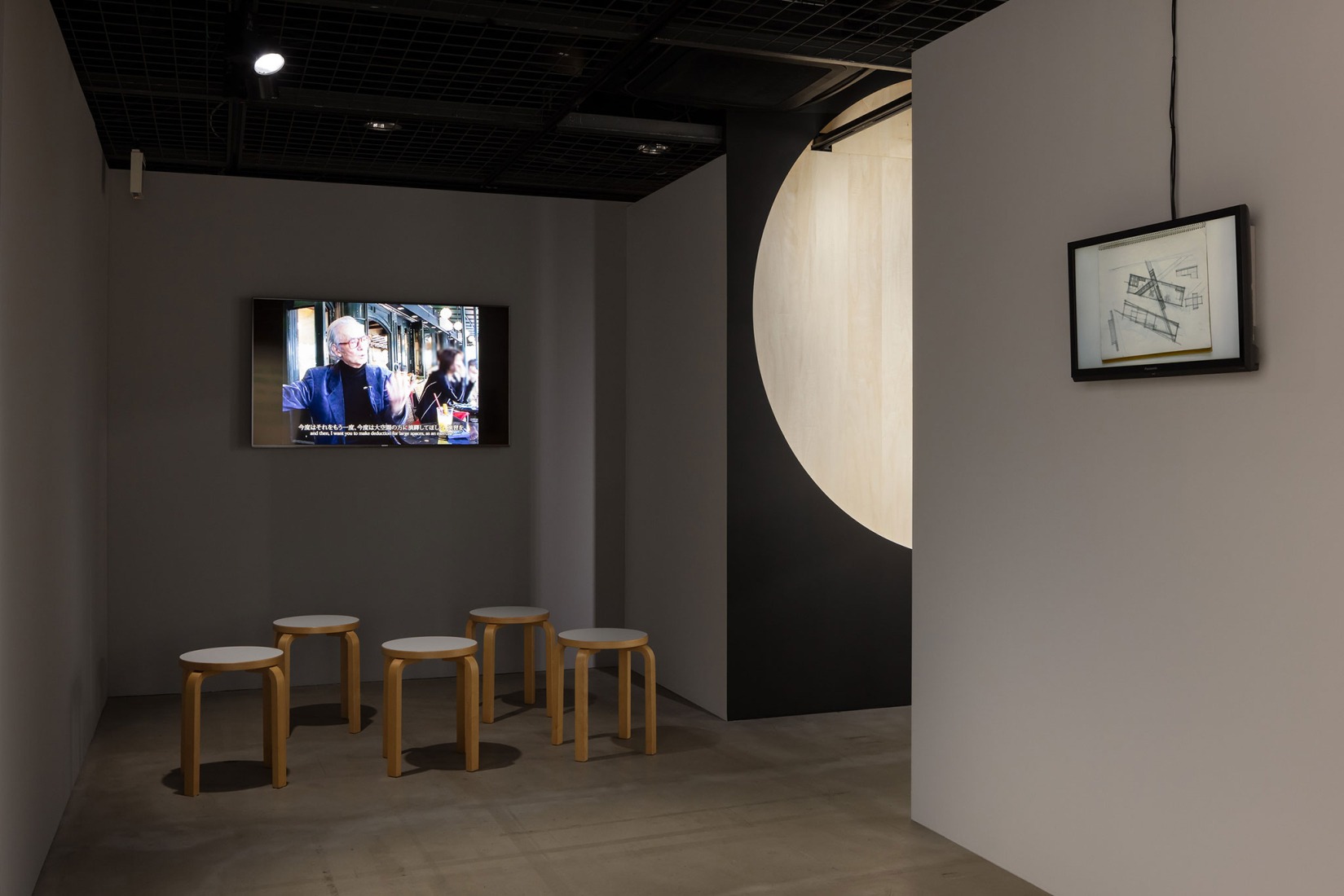 GALERÍA 2: Vídeo de la entrevista filmada con motivo del Simposio CCA-LAB «Ciudad y Arquitectura: Calles con sombras humanas» en 2004. Fotografía por Nacása & Partners Inc.