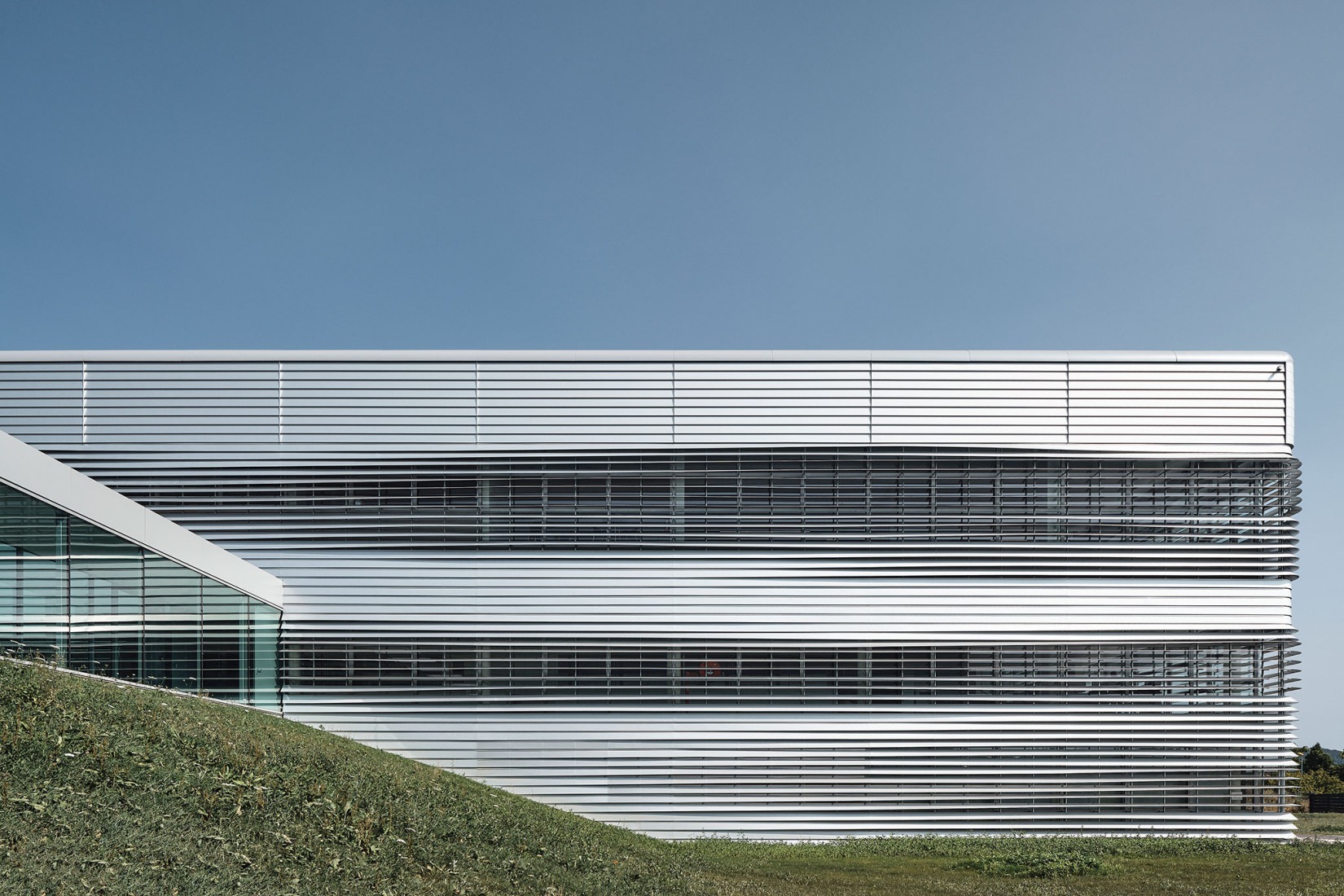 Unidad de Producción de Implantes Neuroquirúrgicos Sophysa por MÉTRA+ASSOCIÉS. Fotografía por Epaillard + Machado.
