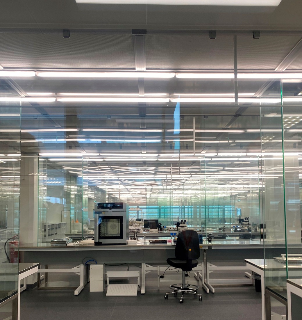 Unidad de Producción de Implantes Neuroquirúrgicos Sophysa por MÉTRA+ASSOCIÉS. Fotografía por EMÉTRA+ASSOCIÉS.
