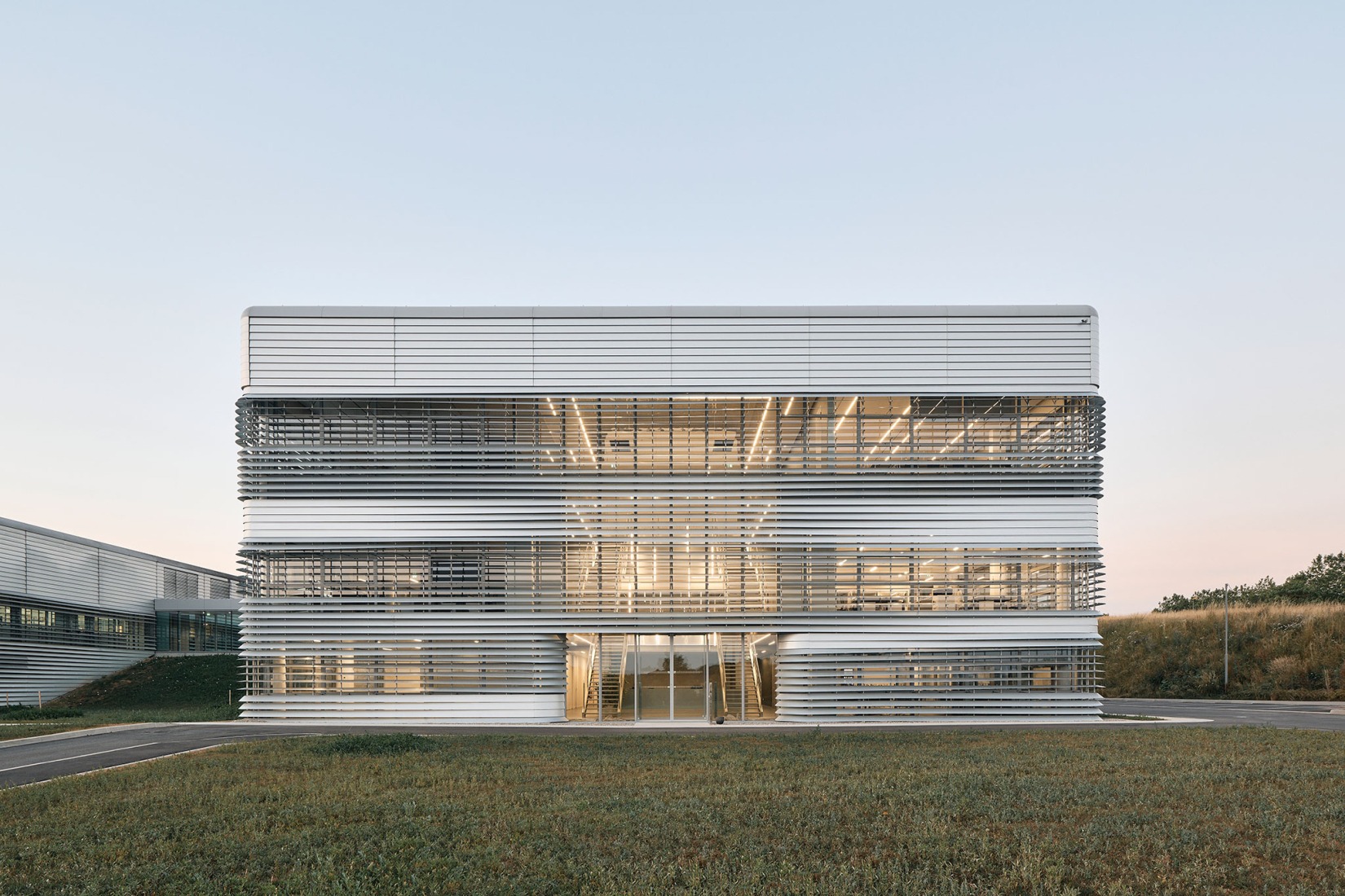 Unidad de Producción de Implantes Neuroquirúrgicos Sophysa por MÉTRA+ASSOCIÉS. Fotografía por Epaillard + Machado.