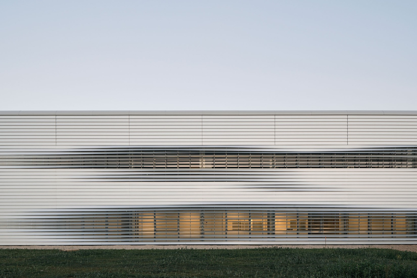 Unidad de Producción de Implantes Neuroquirúrgicos Sophysa por MÉTRA+ASSOCIÉS. Fotografía por Epaillard + Machado.