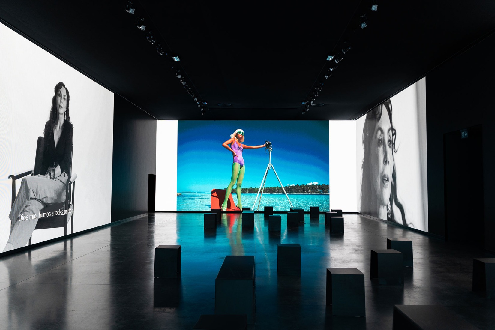 Vista de la exposición David Bailey's Changing Fashion. Cortesía por la Fundación MOP.