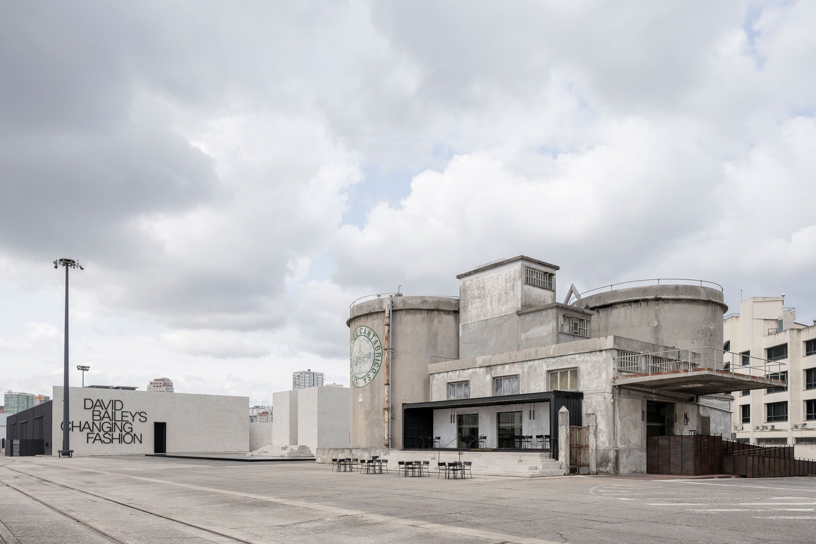 Vista de la exposición David Bailey's Changing Fashion. Cortesía por la Fundación MOP.