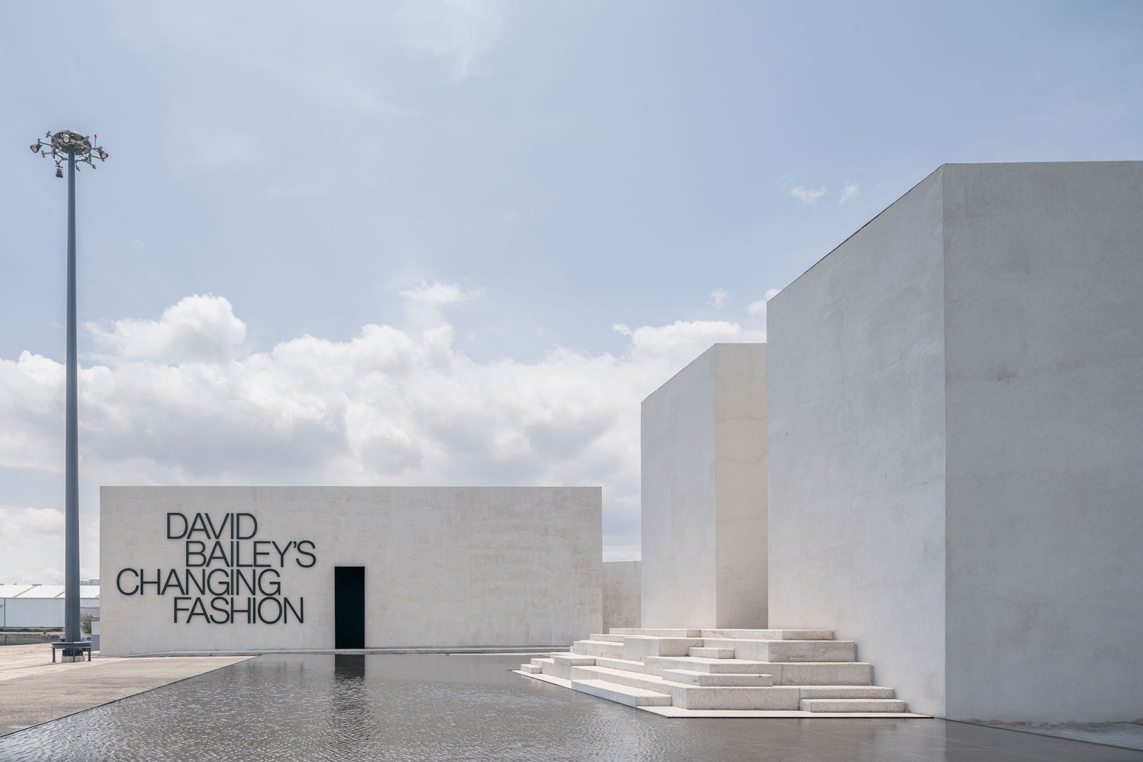 Vista de la exposición David Bailey's Changing Fashion. Cortesía por la Fundación MOP.