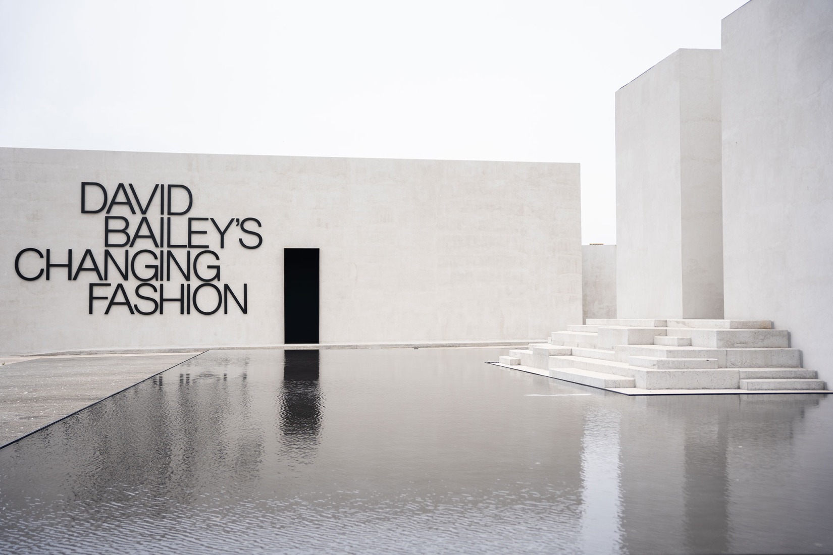 Vista de la exposición David Bailey's Changing Fashion. Cortesía por la Fundación MOP.