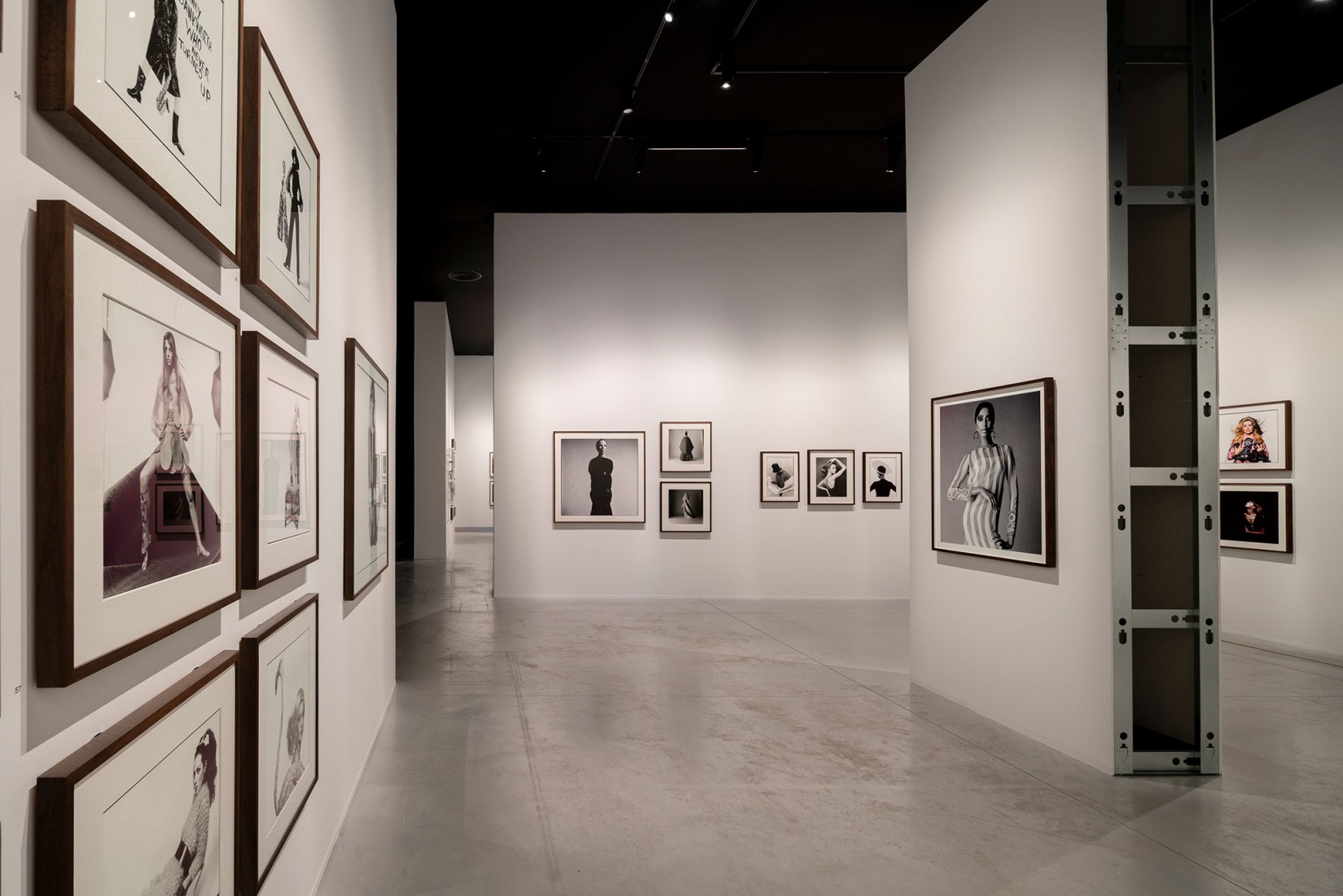 Vista de la exposición David Bailey's Changing Fashion. Cortesía por la Fundación MOP.