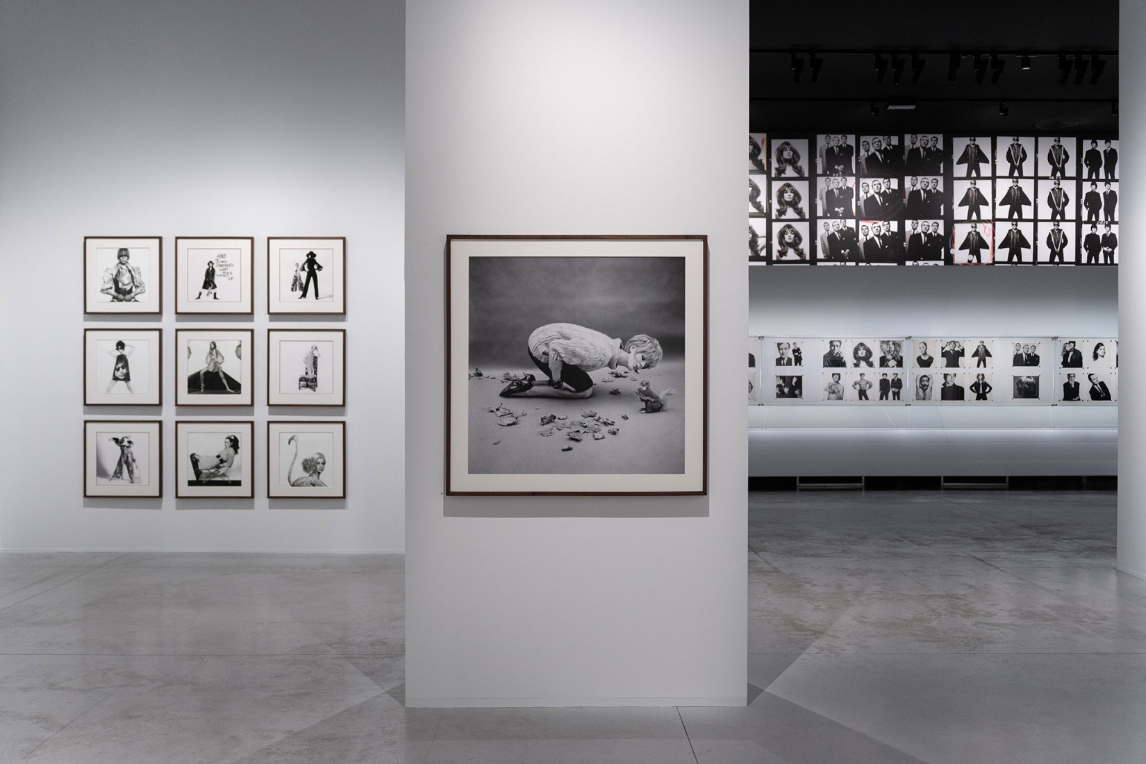 Vista de la exposición David Bailey's Changing Fashion. Cortesía por la Fundación MOP.