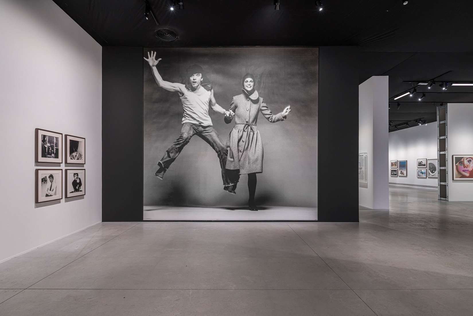 Vista de la exposición David Bailey's Changing Fashion. Cortesía por la Fundación MOP.