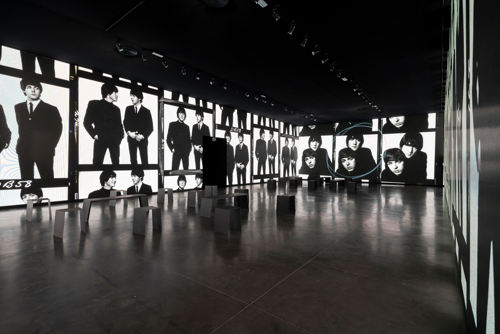 Vista de la exposición David Bailey's Changing Fashion. Cortesía por la Fundación MOP.