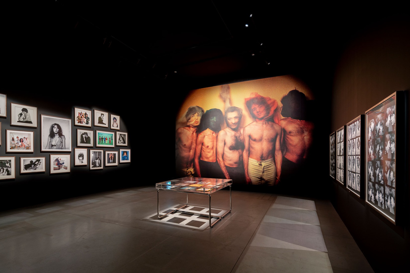 Vista de la exposición David Bailey's Changing Fashion. Cortesía por la Fundación MOP.