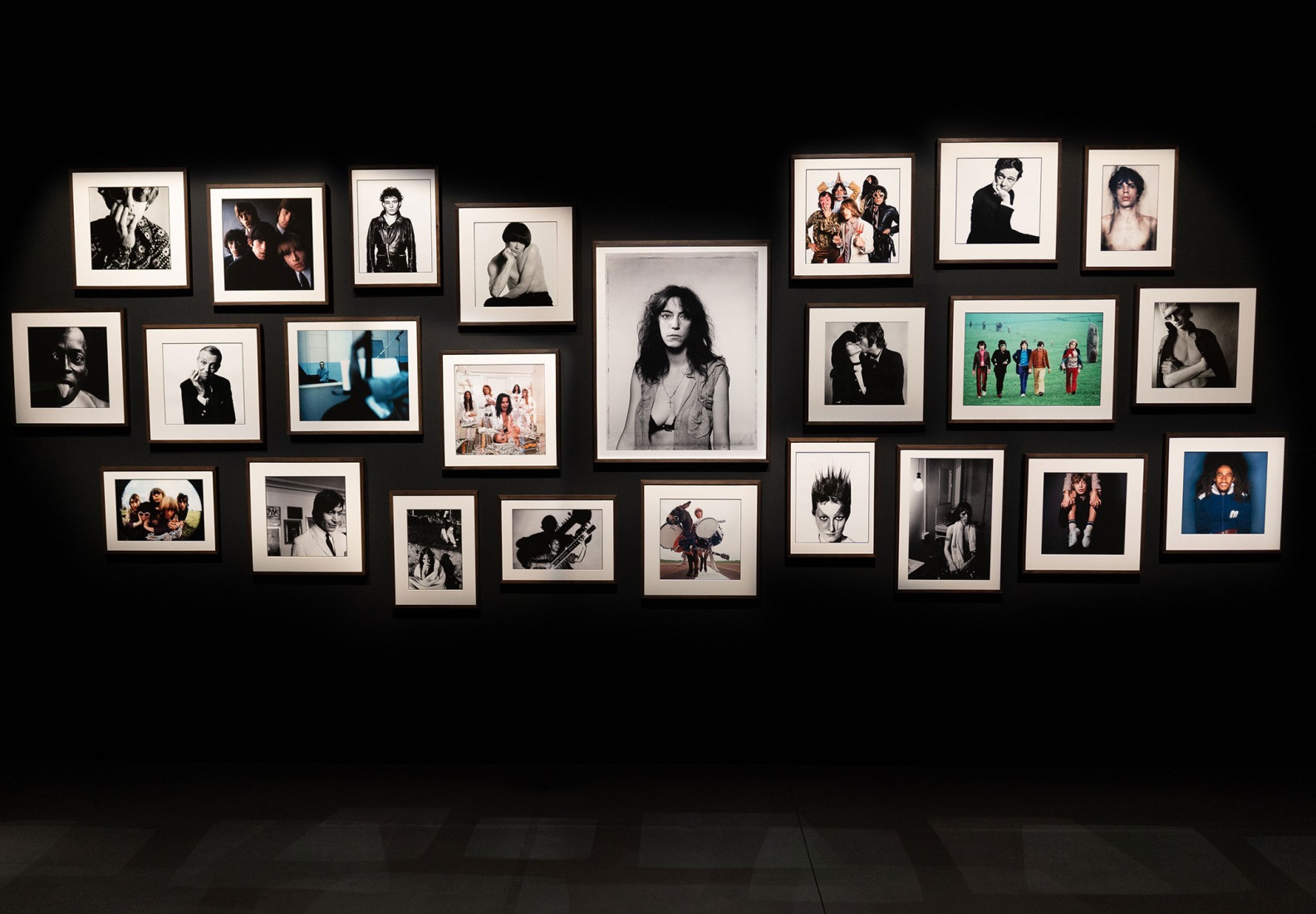 Vista de la exposición David Bailey's Changing Fashion. Cortesía por la Fundación MOP.