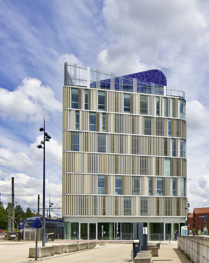 Centro comercial y residencias en Besanzón por MÉTRA+ASSOCIÉS. Fotografía por Philippe Ruault.