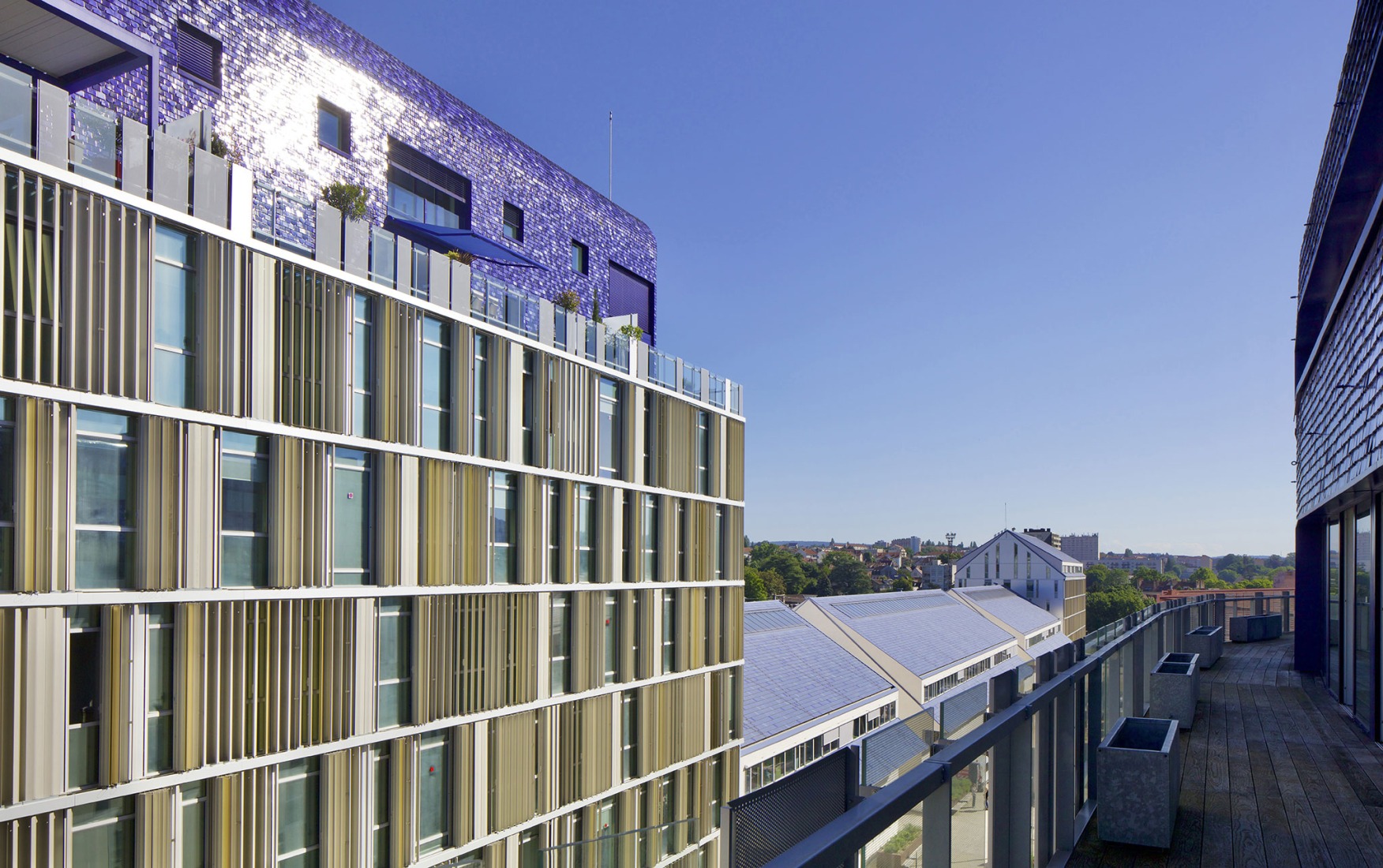 Centro comercial y residencias en Besanzón por MÉTRA+ASSOCIÉS. Fotografía por Philippe Ruault.
