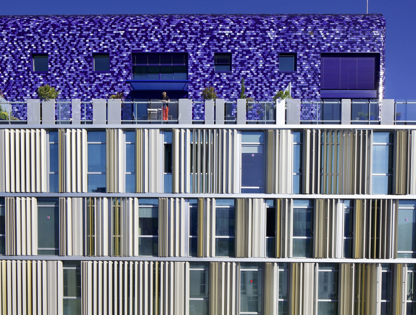 Centro comercial y residencias en Besanzón por MÉTRA+ASSOCIÉS. Fotografía por Philippe Ruault.