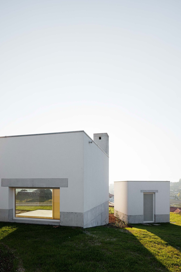 Casa Pedrantil por Helder da Rocha Arquitectos. Fotografía por Ivo Tavares Studio.
