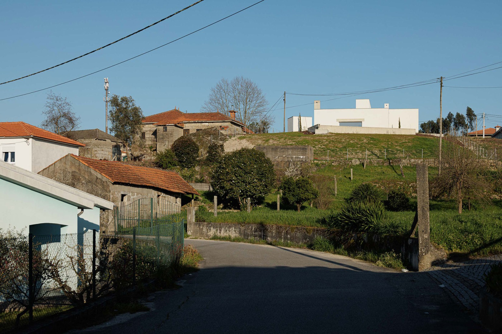 Casa Pedrantil por Helder da Rocha Arquitectos. Fotografía por Ivo Tavares Studio.