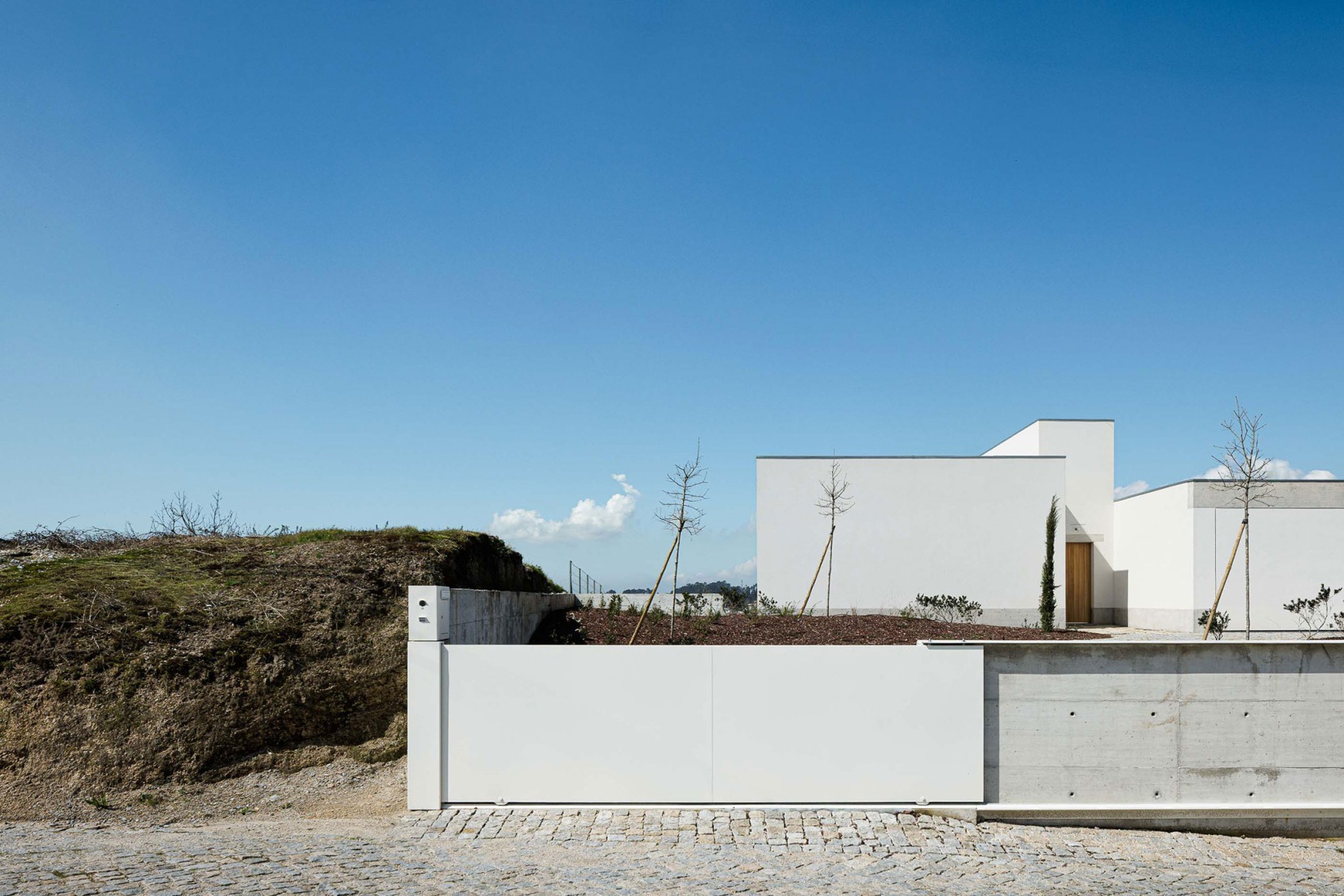 Casa Pedrantil por Helder da Rocha Arquitectos. Fotografía por Ivo Tavares Studio.