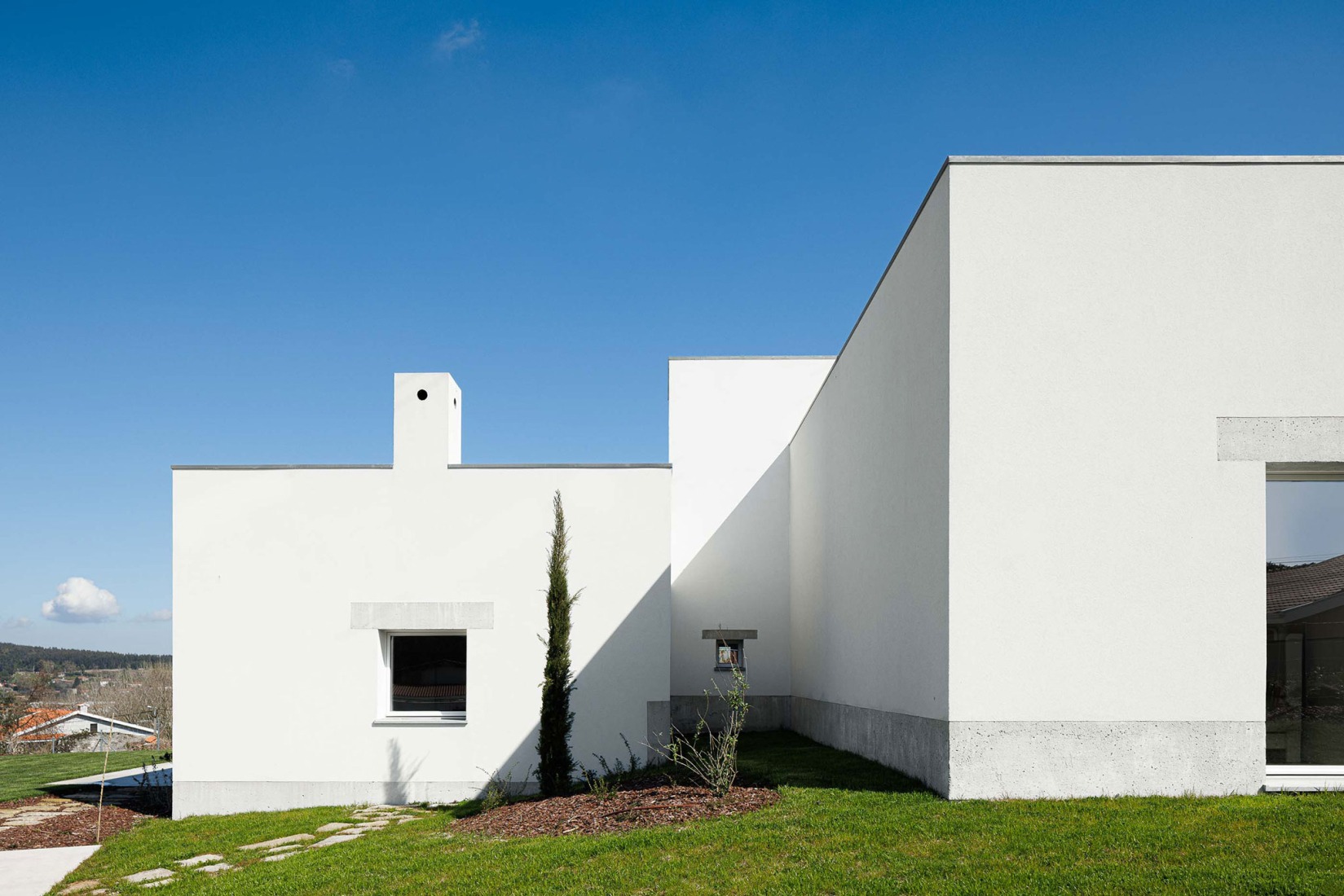 Casa Pedrantil por Helder da Rocha Arquitectos. Fotografía por Ivo Tavares Studio.