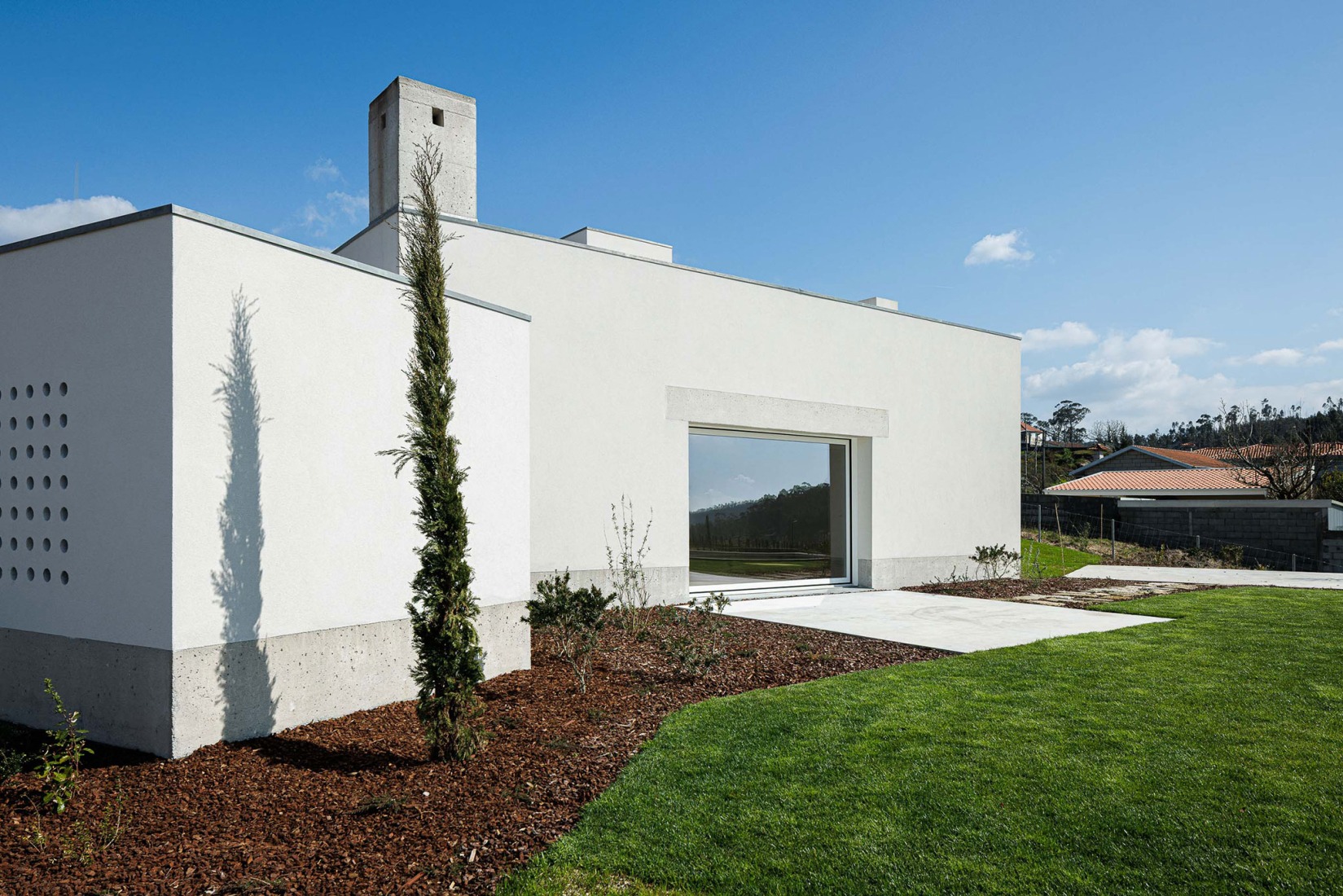 Casa Pedrantil por Helder da Rocha Arquitectos. Fotografía por Ivo Tavares Studio.