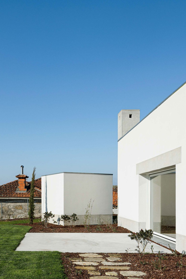 Casa Pedrantil por Helder da Rocha Arquitectos. Fotografía por Ivo Tavares Studio.