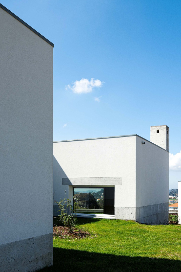 Casa Pedrantil por Helder da Rocha Arquitectos. Fotografía por Ivo Tavares Studio.
