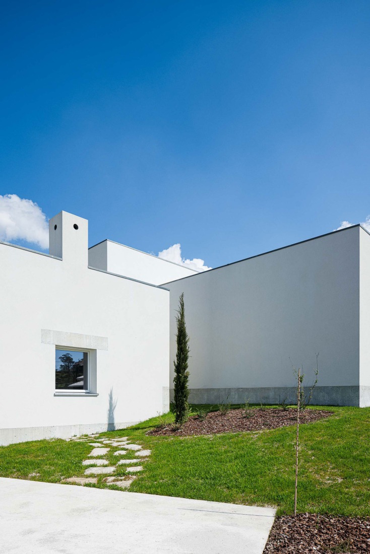 Casa Pedrantil por Helder da Rocha Arquitectos. Fotografía por Ivo Tavares Studio.