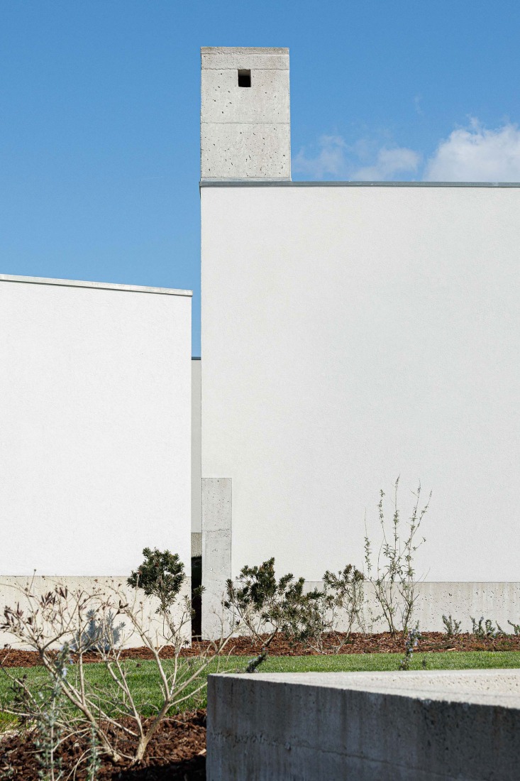 Casa Pedrantil por Helder da Rocha Arquitectos. Fotografía por Ivo Tavares Studio.