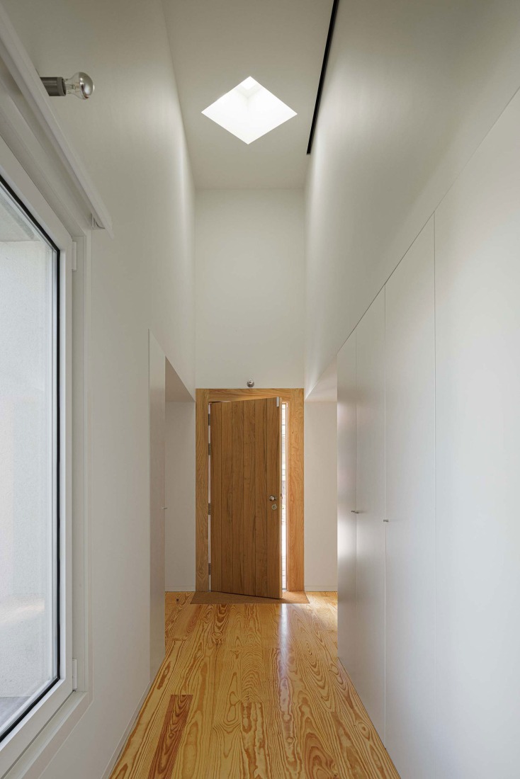 Casa Pedrantil por Helder da Rocha Arquitectos. Fotografía por Ivo Tavares Studio.