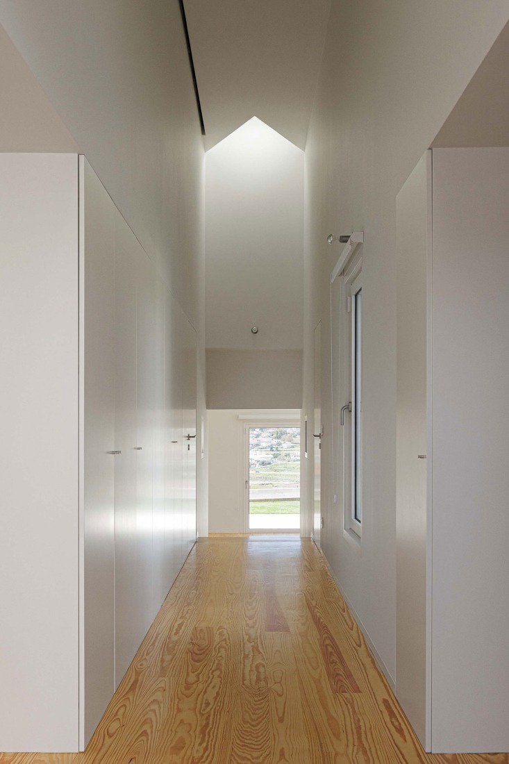 Casa Pedrantil por Helder da Rocha Arquitectos. Fotografía por Ivo Tavares Studio.